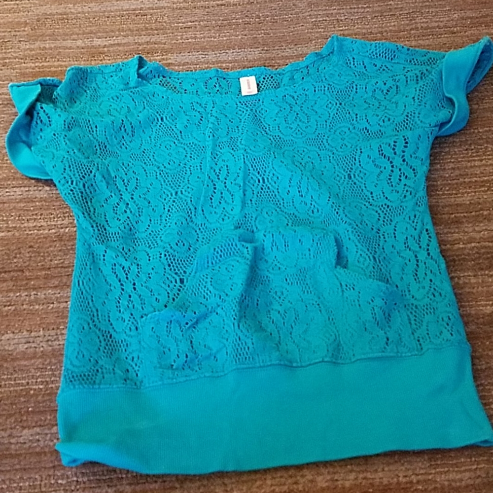 A top that is good to wear over a tank top or bath